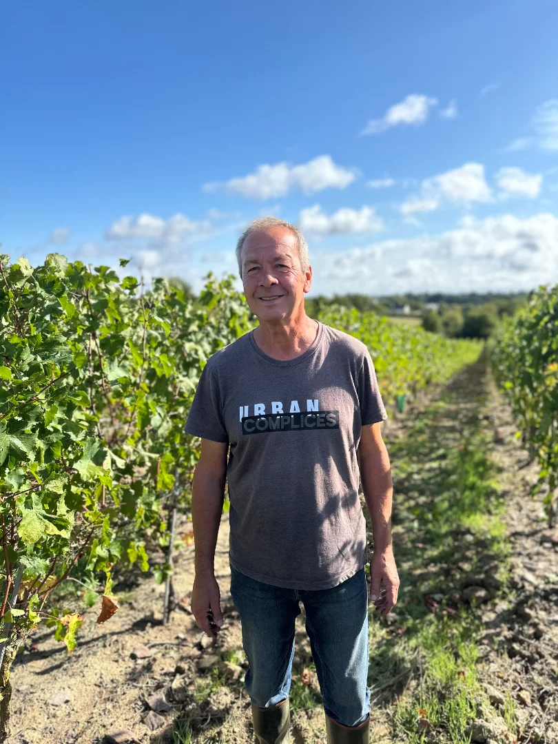 Anthony, salarié chez domaine Didier Delaunay, présent dans les vignes pendant les vendanges.